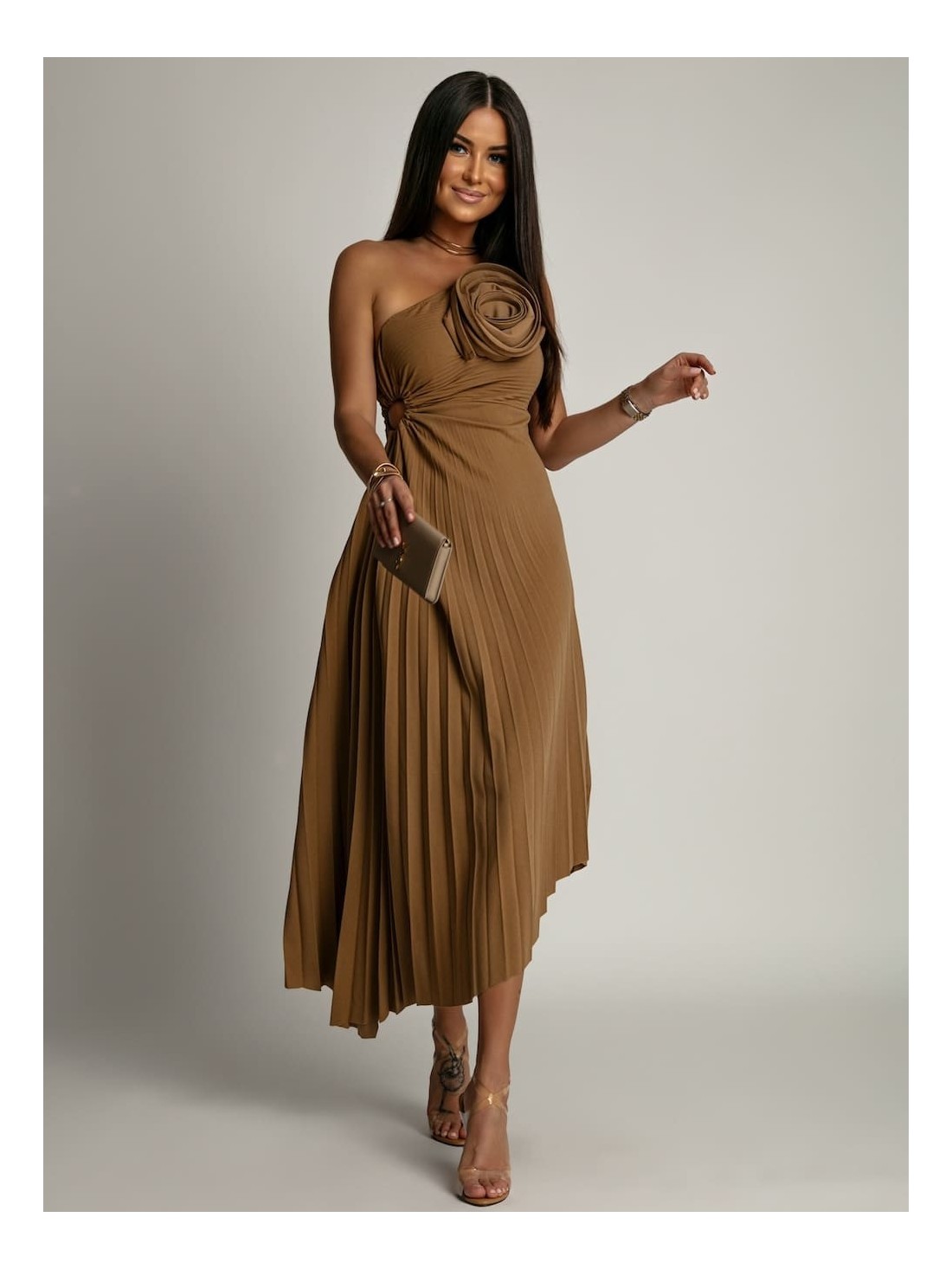 Rochie pliată elegantă cu o floare de caramel AZRHP6987